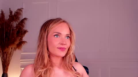 Snapshot of dahraveyne chatting on 05.19.26 Deea online show from 05.19.26