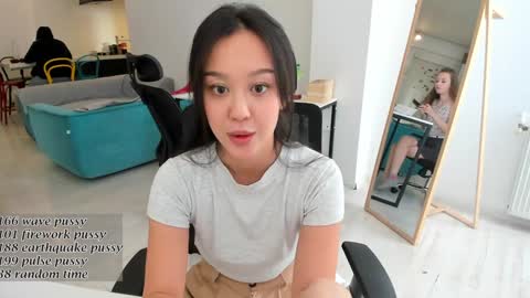 Snapshot of daily_love chatting on 10.27.25 daily_love online show from 10.27.25