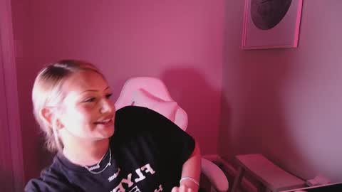 Snapshot of daisyy888 chatting on 11.19.25 daisy online show from 11.19.25