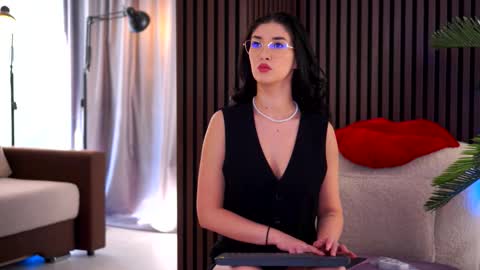 Snapshot of daliaveyron chatting on 11.24.25 Dalia online show from 11.24.25