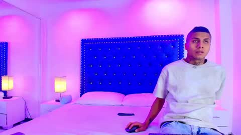 Snapshot of damian_and_roxanne chatting on 11.15.25 DAMIAN AND ROXANNE. online show from 11.15.25