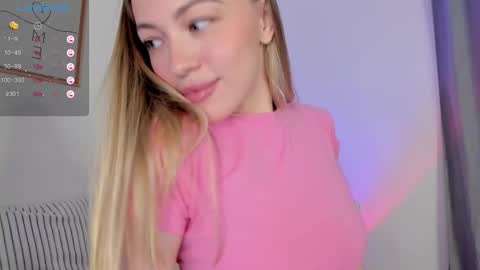 Snapshot of damn_cutie chatting on 11.14.25 Tiana online show from 11.14.25