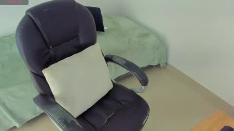 Kary-- independent model Schedule 0530am-1000am colombian time online show from 04.20.26