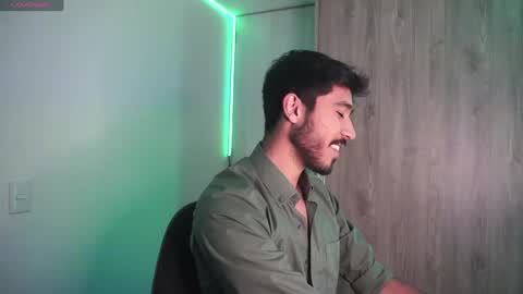 Snapshot of damon_frost chatting on 01.08.25 damon_frost online show from 01.08.25