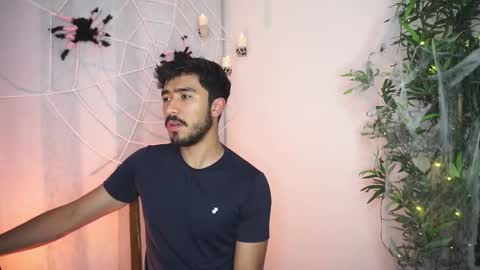 Snapshot of damon_frost chatting on 10.15.25 damon_frost online show from 10.15.25