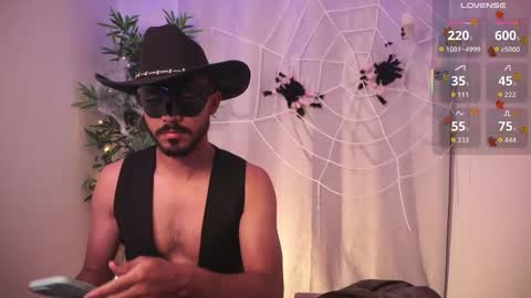 Snapshot of damon_frost chatting on 10.28.25 damon_frost online show from 10.28.25