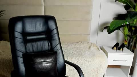 Dana Dom online show from 10.26.25