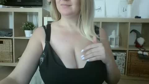 Snapshot of danahotmilf chatting on 02.18.25 DanaHotMILF online show from 02.18.25