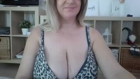 Snapshot of danahotmilf chatting on 02.26.25 DanaHotMILF online show from 02.26.25
