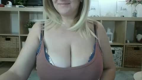 Snapshot of danahotmilf chatting on 11.14.25 DanaHotMILF online show from 11.14.25
