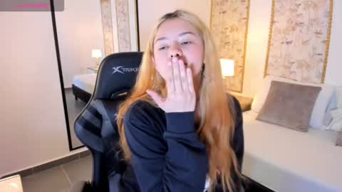 Snapshot of daniand_ chatting on 11.05.25 D A N I A online show from 11.05.25