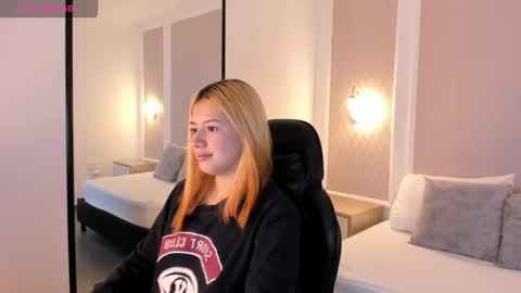 Snapshot of daniand_ chatting on 11.11.25 D A N I A online show from 11.11.25