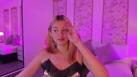 Snapshot of daniand_ chatting on 11.13.25 D A N I A online show from 11.13.25