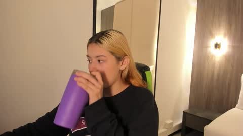 Snapshot of daniand_ chatting on 11.19.25 D A N I A online show from 11.19.25