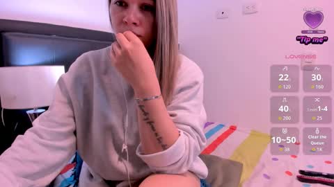 Snapshot of daniela_beauty chatting on 11.25.25 daniela online show from 11.25.25