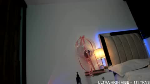  independent model   online show from 10.20.25