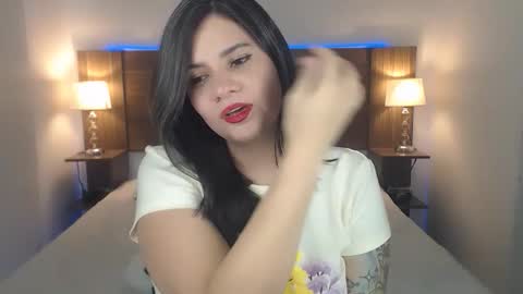 Snapshot of daniellerain chatting on 11.19.25 daniellerain online show from 11.19.25