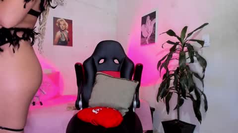 Snapshot of danii_jimenez chatting on 10.02.25 Daniela online show from 10.02.25