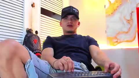 Snapshot of danii_scot chatting on 11.28.25 Dani online show from 11.28.25