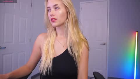 Hi my name is Anna. Please say hello I like to chat with you. If u have request use Tip option .Thank you online show from 12.24.24