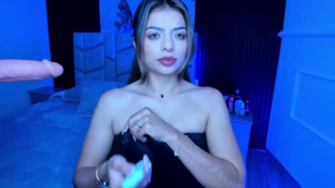 Snapshot of daniphoenixx chatting on 01.01.25 Dani Phonenix online show from 01.01.25