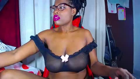 Snapshot of danisabrownn chatting on 11.21.25 danisabrownn online show from 11.21.25