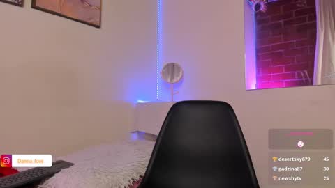 Danna Lovs online show from 02.12.25