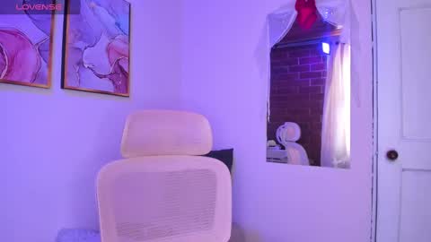 Danna Lovs online show from 02.25.25