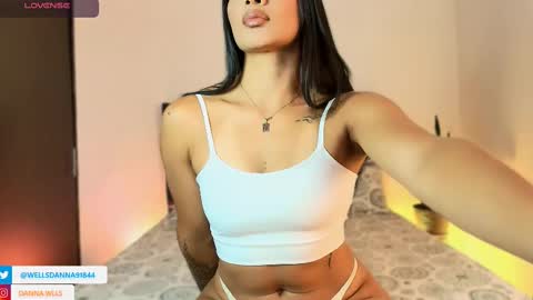 Snapshot of dannawells chatting on 10.10.25 Danna Wells online show from 10.10.25