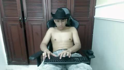 Snapshot of dannyt_hot chatting on 11.19.25 dannyt_hot online show from 11.19.25