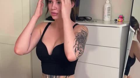 Snapshot of danteetbeatrix chatting on 02.14.26 DanteetBeatrix online show from 02.14.26