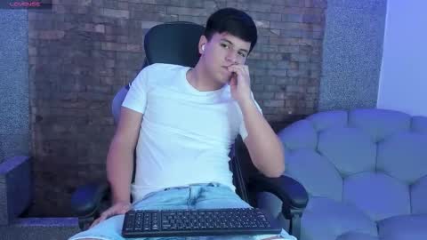 Snapshot of dantestone1 chatting on 11.25.25 dantestone1 online show from 11.25.25