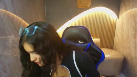 Snapshot of dany_r_ chatting on 10.24.25 Dany online show from 10.24.25