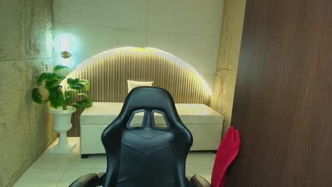 Snapshot of dany_r_ chatting on 11.27.25 Dany online show from 11.27.25