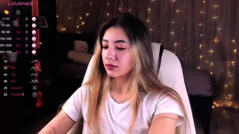 Snapshot of darlabelle chatting on 12.24.24 Belle online show from 12.24.24