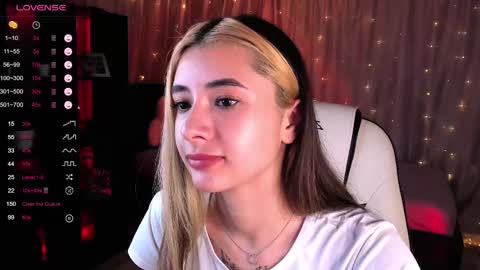 Snapshot of darlabelle chatting on 02.10.25 Belle online show from 02.10.25