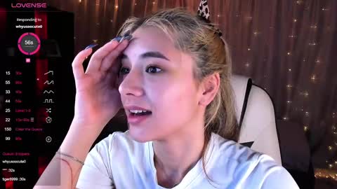 Snapshot of darlabelle chatting on 02.15.25 Belle online show from 02.15.25