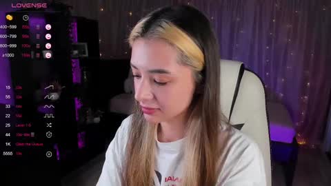 Snapshot of darlabelle chatting on 03.01.25 Belle online show from 03.01.25