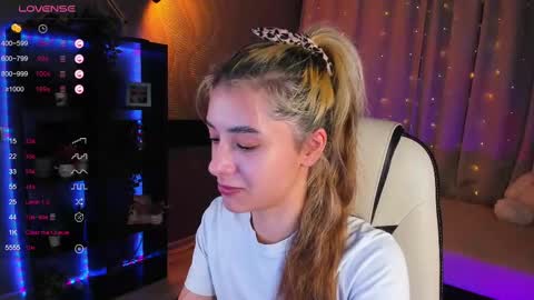 Snapshot of darlabelle chatting on 03.06.25 Belle online show from 03.06.25