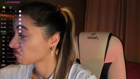 Snapshot of darlabelle chatting on 09.16.25 Belle online show from 09.16.25