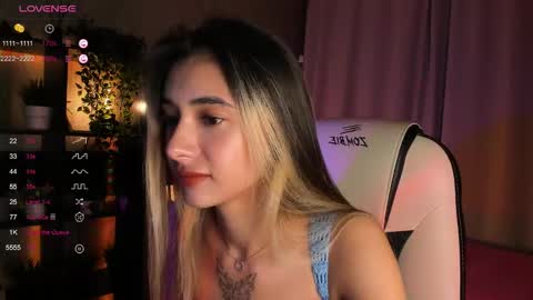 Snapshot of darlabelle chatting on 09.20.25 Belle online show from 09.20.25