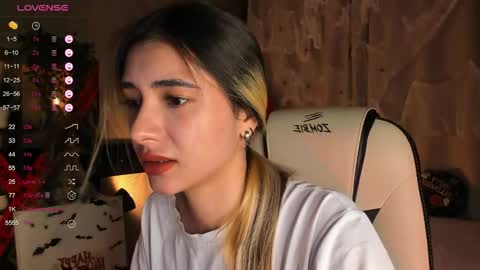 Snapshot of darlabelle chatting on 10.18.25 Belle online show from 10.18.25