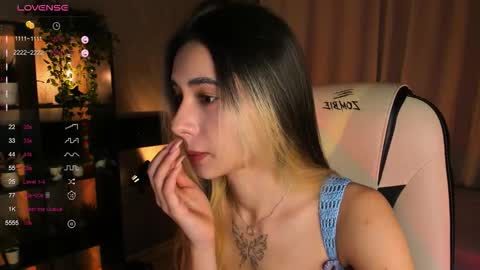 Snapshot of darlabelle chatting on 11.05.25 Belle online show from 11.05.25