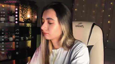 Snapshot of darlabelle chatting on 11.15.25 Belle online show from 11.15.25