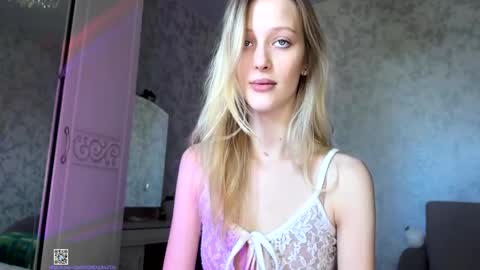 Snapshot of darlingdarinka chatting on 10.04.25 D online show from 10.04.25