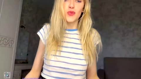 Snapshot of darlingdarinka chatting on 10.11.25 D online show from 10.11.25