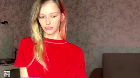 Snapshot of darlingdarinka chatting on 11.04.25 D online show from 11.04.25