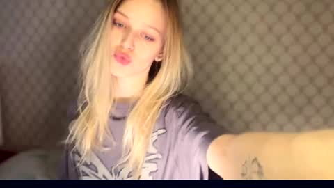 Snapshot of darlingdarinka chatting on 12.20.25 D online show from 12.20.25