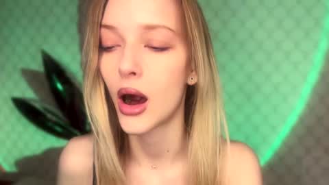 Snapshot of darlingdarinka chatting on 12.21.25 D online show from 12.21.25