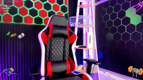 Snapshot of david_banks_ chatting on 04.14.26 David online show from 04.14.26